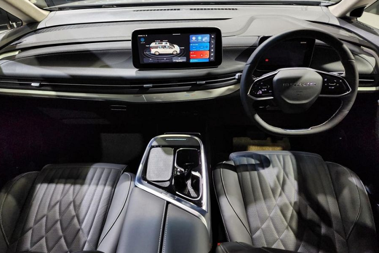 Về nội thất, MG Maxus9 sở hữu khoang cabin rộng rãi với 7 chỗ ngồi. Ở bản X tiêu chuẩn, ghế của xe được bọc da tổng hợp. Còn phiên bản V cao cấp lại dùng chất liệu da thật pha da tổng hợp.