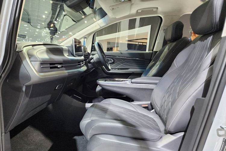 Được định vị là chiếc MPV cao cấp Maxus9 thuần điện được trang bị nhiều tính năng hiện đại, giúp phục vụ tối ưu nhu cầu của người dùng như: vô lăng bọc da tích hợp các phím chức năng, bảng đồng hồ kỹ thuật số 7 inch, màn hình cảm ứng trung tâm 12,3 inch, hỗ trợ Apple CarPlay và Android Auto... 