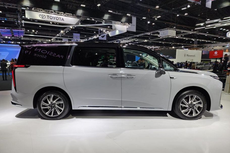 Dọc theo thân xe là những đường gân được cắt xẻ táo bạo, giúp chiếc MPV cỡ lớn này nhìn thon thả, gọn gàng hơn. Khác những mẫu xe thông thường, khoang hành khách của Maxus9 sẽ được trang bị cửa trượt chỉnh điện, giúp người dùng phía sau có thể thuận tiện lên xuống.