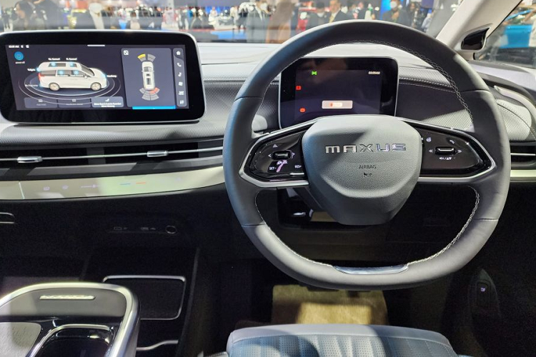 Ở phần ghế lái xe còn có tính năng chỉnh điện 8 hướng, ghế phụ lái chỉnh điện 4 hướng, 4 cửa sổ một chạm, gương chiếu hậu chống chói tự động, điều hòa tự động, lọc bụi mịn PM2.5. 