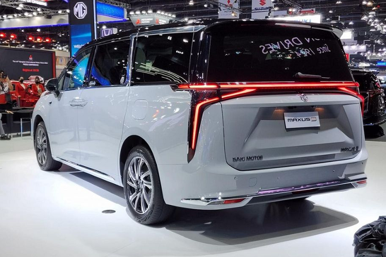 Phía đuôi xe nổi bật với cụm đèn hậu LED nằm vắt ngang và kéo dài xuống tận chắn bùn sau. Đi cùng với đó là đèn phản quang mỏng nằm dưới cản sau tích hợp nẹp mạ crôm. 