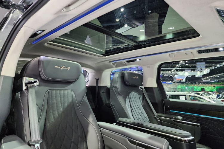 Ngoài ra, xe còn có sạc điện thoại không dây, ổ điện 220V, hệ thống đèn viền nội thất, cửa sổ trời và hệ thống âm thanh 8 loa. Ở hàng ghế giữa là 2 ghế thương gia với tính năng chỉnh điện, massage và sưởi ấm… 