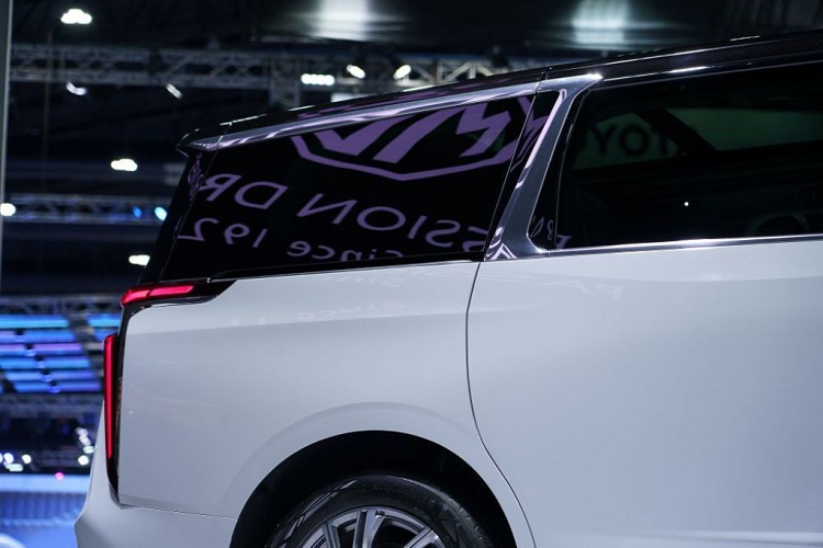 Một số chi tiết trên thân xe như ốp gương ngoại thất và các cột đều được sơn màu đen nổi bật. Đặc biệt, gương chiếu hậu của xe được trang bị tính năng gập điện, chỉnh điện và tích hợp đèn báo rẽ. Ngoài ra, các bộ phận khác như chắn bùn trước, cửa và cột C của xe cũng được mạ crôm nhằm tạo cảm giác sang trọng cho xe. 