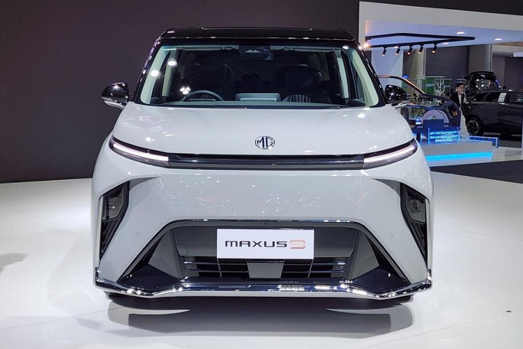 Không chỉ có kích thước lớn hơn, MG Maxus9 còn mang vẻ ngoài tối giản nhưng không kém phần hiện đại. Đầu xe gây ấn tượng với hệ thống đèn 2 tầng đi cùng dải đèn LED định vị ban ngày khá mỏng nằm phía trên, nối giữa 2 dải đèn LED định vị ban ngày là nẹp màu đen bóng.