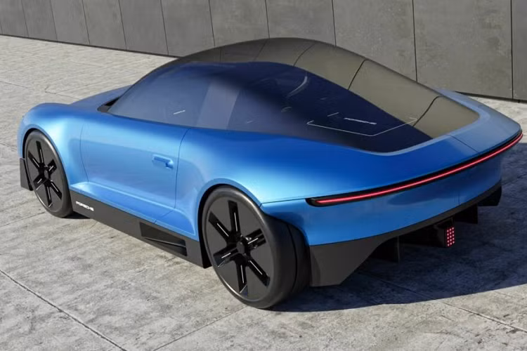 Nhờ ưu thế về không gian của động cơ điện so với động cơ truyền thống, chiều dài phần đuôi xe Porsche 911 thuần điện đã được rút ngắn đáng kể. Dải đèn LED đặc trưng vẫn được giữ lại và kết hợp cùng cánh gió phía đuôi xe để gia tăng tính thể thao.