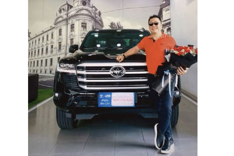 Chưa rõ nam diễn viên Lý Hùng đã phải chi bao nhiêu tiền để sở hữu chiếc xe này. Hiện tại, mức giá xe Toyota Land Cruiser 2023 đang được bán ra chính hãng là 4,286 tỷ đồng. Tuy nhiên, nếu khách hàng muốn mua xe chính hãng có thể phải kèm lạc từ 1,3 tỷ đến 1,5 tỷ đồng.