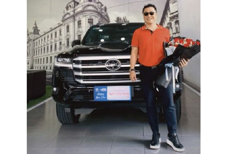 Sở hữu ngoại thất màu đen bóng, chiếc xe Toyota Land Cruiser 2023 của Lý Hùng mang dáng vẻ hầm hố, cơ bắp. Ở thế hệ mới này, xe vẫn giữ nguyên thiết kế giống bản cũ, nhưng có một số chi tiết được tinh chỉnh như bộ la-zăng đa chấu kép sơn màu tối, kích thước đến 20 inch.