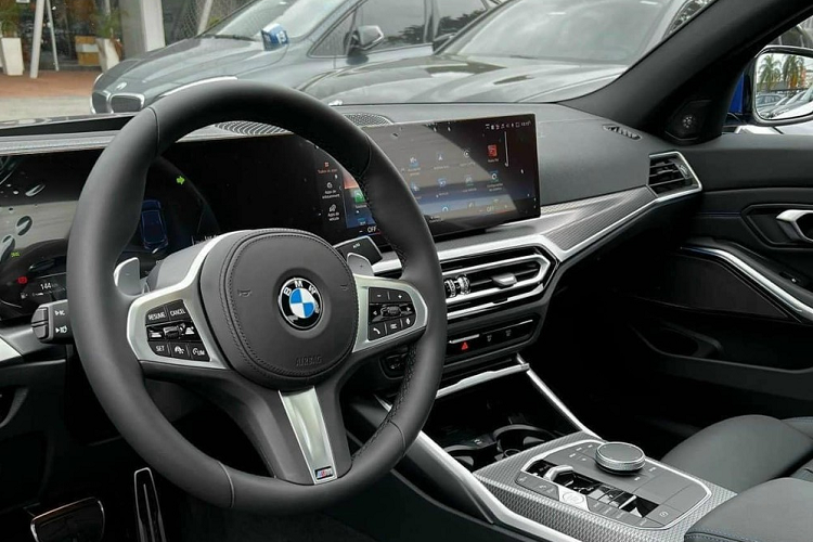Tương tự những người anh em cùng thương hiệu BMW, 3-Series LCI cũng có những nâng cấp về mặt trang bị nội thất và công nghệ. Trong đó, đáng chú ý nhất là màn hình cong đặt nổi trên mặt táp-lô, kết hợp giữa bảng đồng hồ kỹ thuật số 12,3 inch và màn hình trung tâm 14,9 inch mới.