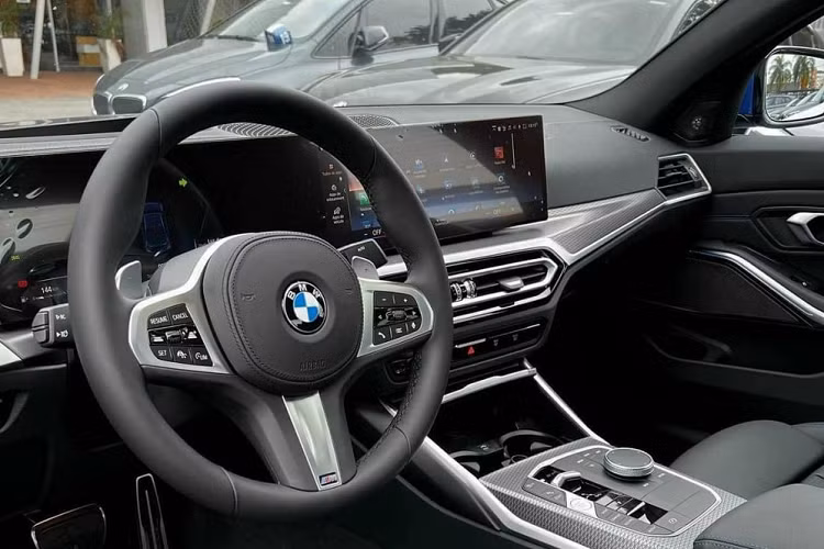 Tương tự những người anh em cùng thương hiệu BMW, 3-Series LCI cũng có những nâng cấp về mặt trang bị nội thất và công nghệ. Trong đó, đáng chú ý nhất là màn hình cong đặt nổi trên mặt táp-lô, kết hợp giữa bảng đồng hồ kỹ thuật số 12,3 inch và màn hình trung tâm 14,9 inch mới.