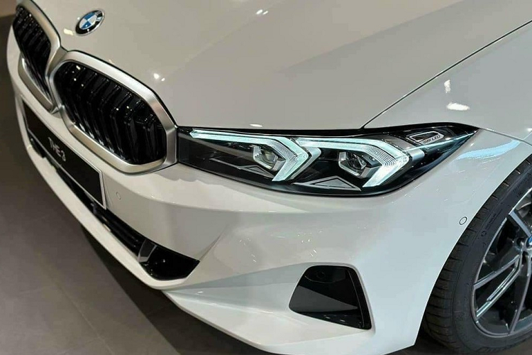 Giá xe BMW 3-Series 2023 tương ứng cho 3 phiên bản này là 1,499 tỷ, 1,699 tỷ và 1,879 tỷ đồng. Như vậy, so với phiên bản cũ, BMW 3-Series LCI 2023 đã tăng giá bán. Phiên bản cũ có giá 1,399 tỷ đồng cho bản 320i Sport Line, 1,549 tỷ đồng cho bản 320i M Sport và 1,719 tỷ đồng cho bản 330i M Sport.