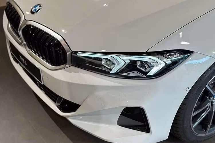 Giá xe BMW 3-Series 2023 tương ứng cho 3 phiên bản này là 1,499 tỷ, 1,699 tỷ và 1,879 tỷ đồng. Như vậy, so với phiên bản cũ, BMW 3-Series LCI 2023 đã tăng giá bán. Phiên bản cũ có giá 1,399 tỷ đồng cho bản 320i Sport Line, 1,549 tỷ đồng cho bản 320i M Sport và 1,719 tỷ đồng cho bản 330i M Sport.