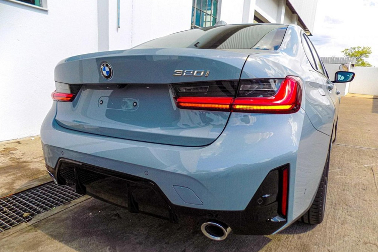 Con số tương ứng của BMW 330i M Sport là 258 mã lực và 400 Nm. Động cơ đi với hộp số tự động 8 cấp tiêu chuẩn.