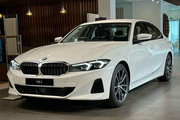 Kể từ ngày 13/4/2023, nhiều nhân viên tư vấn bán hàng tại đại lý đã bắt đầu nhận cọc cho phiên bản nâng cấp giữa vòng đời (LCI) của dòng xe sang BMW 3-Series tại Việt Nam. Theo nhân viên tư vấn bán hàng tại đại lý, BMW 3-Series LCI 2023 tại Việt Nam sẽ có 3 phiên bản, bao gồm 320i Sport Line, 320i M Sport và 330i M Sport như trước.