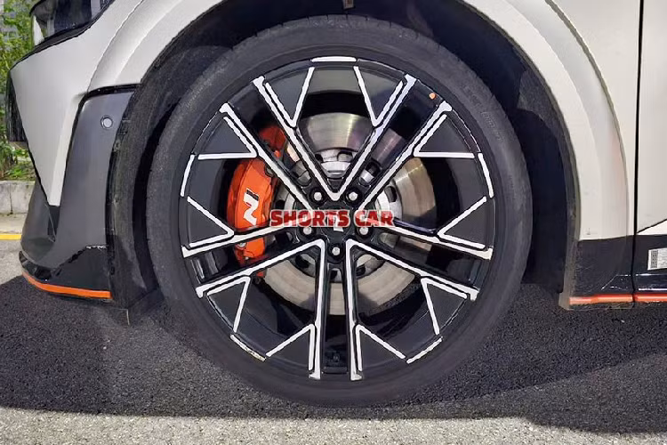 Chưa hết, mẫu ôtô điện Hàn Quốc còn có ốp màu đen trên sườn xe, cánh gió mui tích hợp đèn phanh thứ ba hình tam giác theo phong cách xe đua, bộ khuếch tán gió hầm hố hơn và đèn phản quang với tạo hình bàn cờ vua. Bên cạnh đó là hàng loạt điểm nhấn màu cam Luminous Orange trên cánh lướt gió trước/bên sườn và bộ khuếch tán gió phía sau.