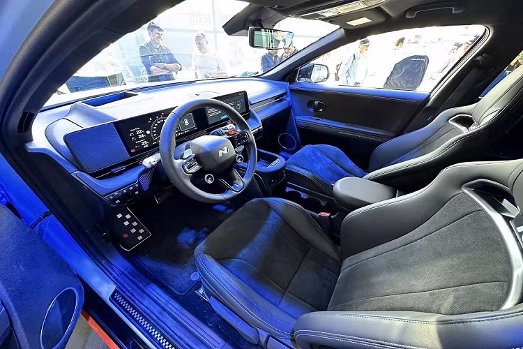 Nhờ đó, xe có thể tăng tốc từ 0-100 km/h trong 3,4 giây và đạt vận tốc tối đa 260 km/h. Hệ dẫn động 4 bánh toàn thời gian AWD và hệ thống N e-shift giả lập hộp số tự động ly hợp kép 8 cấp cũng được trang bị cho xe. Thêm vào đó là cụm pin lithium-ion 84 kWh mới với thời gian tăng dung lượng pin từ 10-80% bằng bộ sạc nhanh 180 kW chỉ 18 phút.