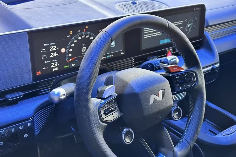 Ngoài vô lăng, Hyundai Ioniq 5 N 2024 còn có cụm điều khiển trung tâm dành riêng cho xe với nửa dưới rộng hơn và đi kèm đệm đầu gối. Trong khi đó, ghế của xe sở hữu thiết kế như ghế xe đua và nằm thấp hơn 20 mm so với bản thường. Trong xe cũng có những chi tiết với họa tiết bàn cờ như ốp bậc cửa và bàn đạp ốp kim loại.