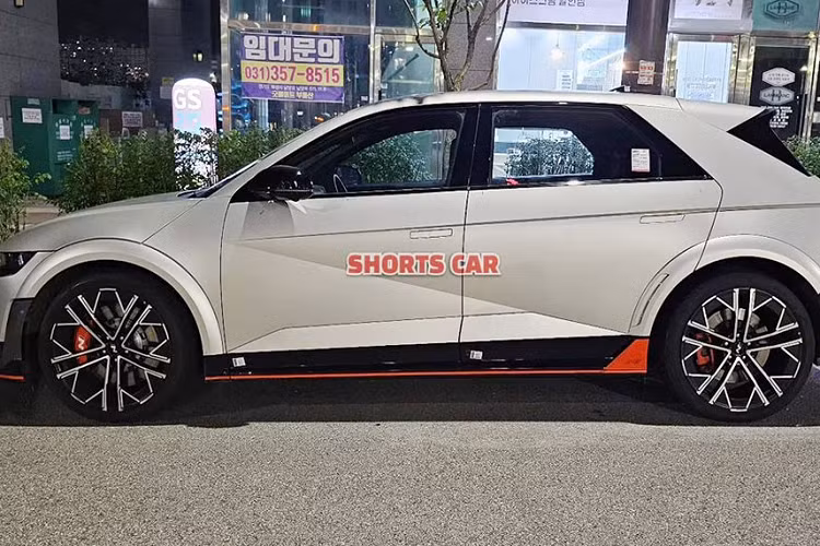 Hốc bánh mới khiến xe rộng hơn 50 mm so với bản thường, đạt 1.940 mm. Trong khi đó, bộ khuếch tán gió sau làm chiều dài của xe tăng 80 mm lên 4.715 mm. Riêng chiều cao của xe lại giảm 20 mm xuống còn 1.585 mm. Chiều dài cơ sở của xe vẫn giữ nguyên ở mức 3.000 mm.