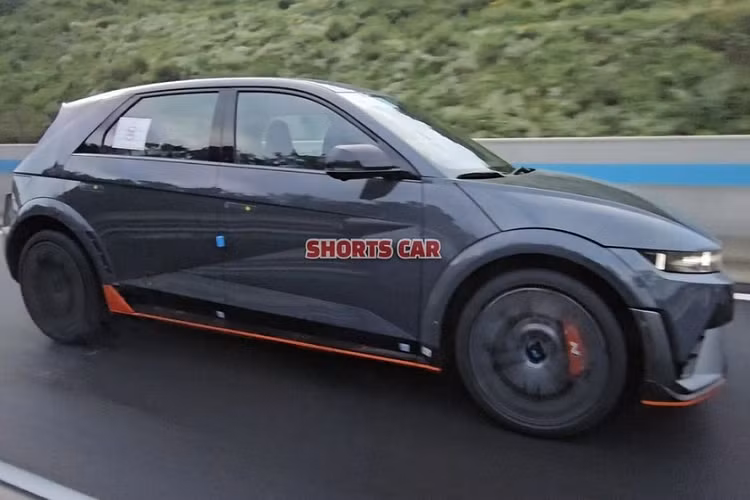 Trong đó, Ignition giả lập âm thanh động cơ xăng tăng áp 2.0L của thương hiệu N. Supersonic lại cung cấp âm thanh như động cơ máy bay chiến đấu với âm lượng thay đổi khi ôm cua. Hiện giá xe Hyundai Ioniq 5 N 2024 vẫn chưa được công bố. Tuy nhiên, theo tin đồn, xe sẽ có giá không rẻ, lên đến 77 triệu Won (khoảng 1,43 tỷ đồng).