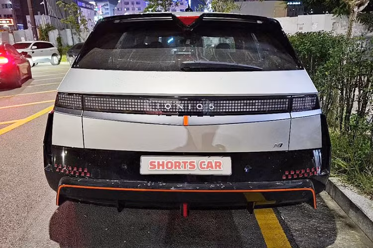 So với phiên bản tiêu chuẩn, Hyundai Ioniq 5 N 2024 đương nhiên mang trên mình ngoại hình ấn tượng hơn. Có thể thấy rõ điều này qua khu vực đầu xe với hốc gió trung tâm nổi bật và khe gió ở hai bên nhằm tăng hiệu suất làm mát. Tiếp theo đó là nẹp vắt ngang đầu xe với những khe nằm dọc mới và logo N cạnh đèn pha.