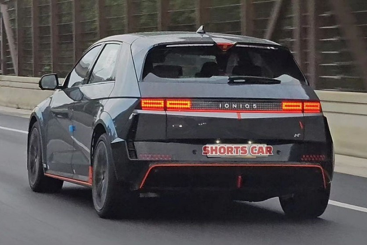 Hiện quãng đường di chuyển sau khi sạc đầy pin của xe chưa được công bố. Để giả lập tiếng pô của động cơ đốt trong, hãng Hyundai trang bị công nghệ N Active Sound+ cho xe. Hệ thống này sử dụng 10 loa của xe (8 trong, 2 ngoài) để tạo ra 3 chế độ âm thanh khác nhau, bao gồm Ignition, Evolution và Supersonic.