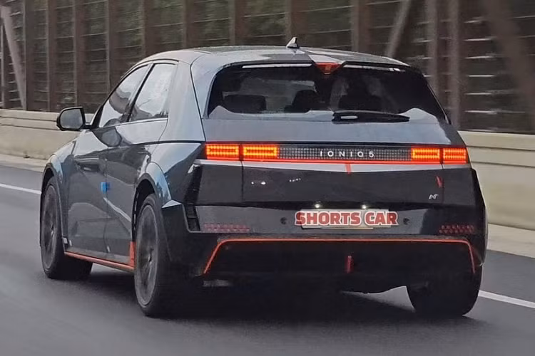 Hiện quãng đường di chuyển sau khi sạc đầy pin của xe chưa được công bố. Để giả lập tiếng pô của động cơ đốt trong, hãng Hyundai trang bị công nghệ N Active Sound+ cho xe. Hệ thống này sử dụng 10 loa của xe (8 trong, 2 ngoài) để tạo ra 3 chế độ âm thanh khác nhau, bao gồm Ignition, Evolution và Supersonic.