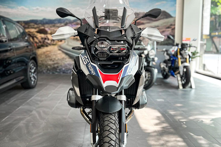 Ở phiên bản 2023, hệ thống đèn của xe sẽ được cập nhật công nghệ LED, tuy nhiên, sẽ có một số xe thuộc những lô sản xuất đầu sử dụng đèn Halogen. Lý do BMW đưa ra là do thiếu chất bán dẫn để sản xuất đèn và những chiếc xe sử dụng đèn Halogen sẽ được thay thế hệ thống đèn miễn phí ngay khi có linh kiện.