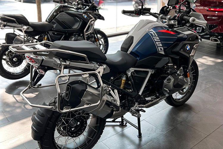 Tại Việt Nam, mẫu ADV mang thương hiệu Đức này cạnh tranh với Ducati Multistrada V4, Harley-Davidson Pan America, KTM 1290 Super Adventure và Honda CRF1100L Africa Twin.