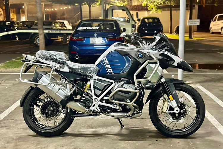 Ngoài việc phối màu sơn mới lấy cảm hứng từ chiếc R 1250 GS tham dự giải đua International GS Trophy. Mẫu xe môtô BMW R 1250 GS Trophy 2023 về Việt Nam còn được bổ sung khá nhiều trang bị đáng giá như: khung bảo vệ, ghế Rally, kính chắn gió BMW Sport, vành nan hoa, bảo vệ két tản nhiệt, gác chân enduro...