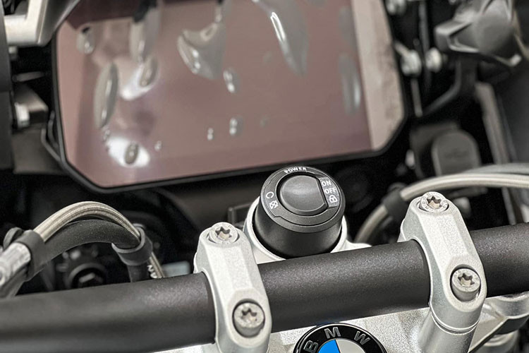 Ngoài những trang bị về phần cứng, BMW R 1250 GS Trophy 2023 cũng được nâng cấp cả về mặt công nghệ. Các tính năng nổi bật trên mẫu ADV này bao gồm bướm ga điện tử với cảm biến đo lường IMU...