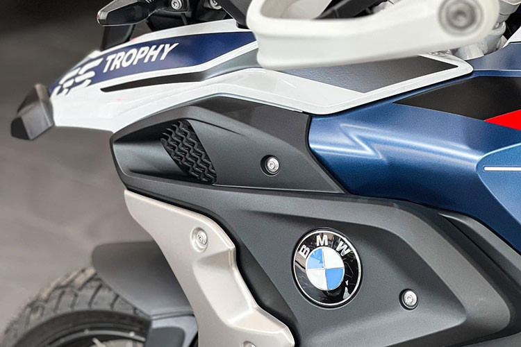 BMW R 1250 GS Trophy 2023 sở hữu chế độ lái Riding Mode Pro từ 6 đến 7 kiểu với ECO Riding Modes, hệ thống ABS Pro, đèn pha tự động, treo điện tử ESA thế hệ mới (Dynamic ESA Next Generation).