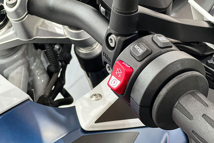 Ngoài ra, xe còn được trang bị hệ thống Dynamic Traction control, hệ thống Hill Start Control Pro, hệ thống Adaptive Headlight, hệ thống Cruiser Control, cổng sạc USB cho các thiết bị di động.