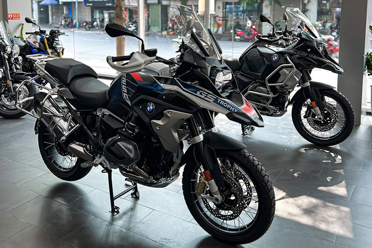 Vẫn mang thiết kế hướng đến sự thoải mái của người dùng, BMW R 1250 GS Trophy 2023 mới được bổ xung thêm 2 phiên bản màu sơn mới là Gravity Blue (Xanh sẫm) và Metallic (Đen-Xám kim loại). Tất nhiên, những thứ được cải tiến sẽ không chỉ dừng lại ở màu sơn.