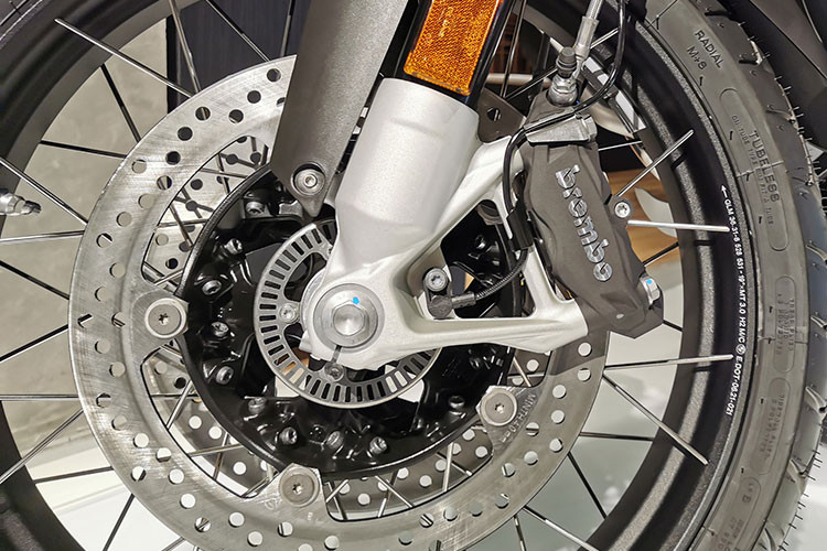 Sức mạnh của BMW R 1250 GS Trophy vẫn sẽ được giữ nguyên. Khối động cơ 1254 phân khối cho công suất 136 mã lực và mô-men xoắn 143 Nm. Hệ thống điều kiển động cơ BMS-O sẽ được nâng cấp nên đôi chút để tăng khả năng kiểm soát của người điều khiển.