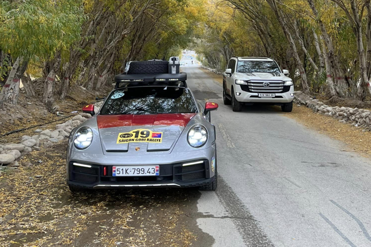 Đây là chế độ phục vụ việc chạy off-road, được kích hoạt thông qua núm xoay trên vô lăng, điều này giúp Porsche 911 Dakar 2023 có thể bay qua các gờ giảm tốc cao, ổ gà mà không lo bị cạ gầm.