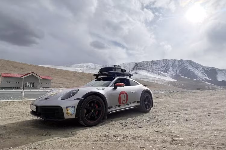 "Trái tim" của Porsche 911 Dakar 2023 sử dụng khối động cơ xăng 6 xi-lanh thẳng hàng, tăng áp kép, dung tích 3.0 lít, sản sinh công suất tối đa 473 mã lực và mô-men xoắn cực đại 570 Nm.