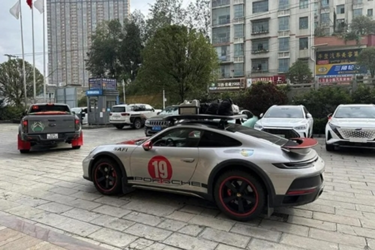 Porsche 911 Dakar 2023 có giá bán chính hãng được công bố là 15,29 tỷ đồng, nhưng chiếc xe đầu tiên có trang bị kha khá đồ chơi do chủ nhân yêu cầu lắp thêm, vì thế, giá xe đội lên hơn 16 tỷ đồng, lăn bánh gần 18 tỷ đồng.