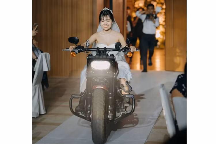Trong không gian tiệc cưới lung linh, sang trọng, Bảo Trân lái xe Harley Davidson Fat Bob 1.800cc nặng khoảng 300kg vào lễ đường trong tiếng reo hò của quan khách.