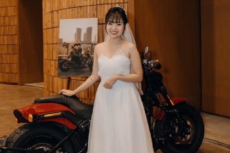 Chính An đã dạy vợ cách lái xe phân khối lớn, thi lấy bằng A2, đi phượt nhiều nơi khắp TP.HCM, Vũng Tàu... Xe của Hữu An lái thuộc dòng Harley Davidson Fat Bob hơn 750 triệu đồng, còn xe của Trân thuộc dòng Husqvarna Vitpilen, giá trị khoảng 200 triệu đồng.