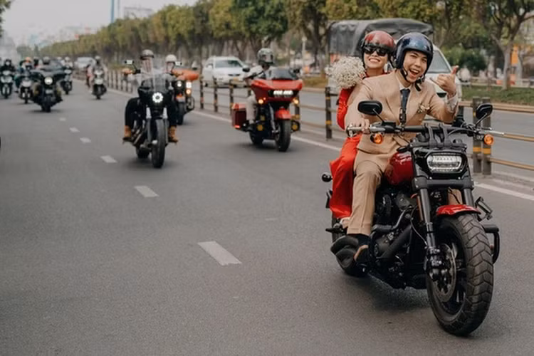 Tuy nhiên, Chồng của Bảo Trân tỏ vẻ ái ngại, lo lắng vợ gặp rủi ro. Anh và người thân đều góp ý vì sợ rủi ro trong ngày cưới như lật tay lái, váy cưới cuốn vào bánh xe, va chạm với bàn ghế trong sảnh tiệc.