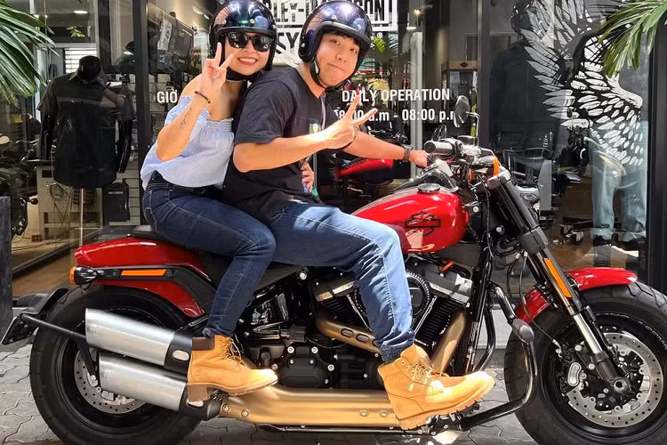 Ngoài tiến vào lễ đường bằng xe phân khối lớn, vợ chồng Bảo Trân cũng đã lựa chọn rước dâu bằng xe phân khối lớn thay vì ôtô như thông thường. Chú rể Hữu An đến nhà vợ, rước dâu bằng đoàn xe gồm 7 chiếc môtô Harley. Xe hoa cô dâu chú rể dùng trong lễ rước dâu cũng chính là chiếc xe mà Bảo Trân tự lái vào lễ đường.