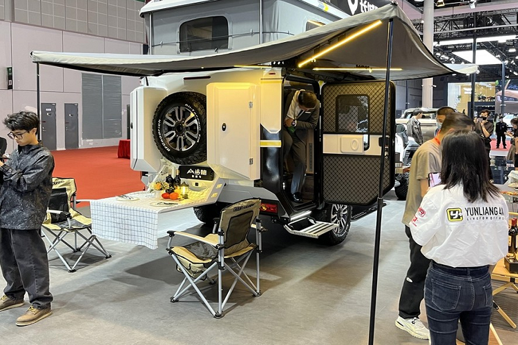 Vì sao chúng tôi lại gọi nó là "tạm trú", vì chiếc xe này được phát triển lại, có tên gọi là Shanhai Pao Travel Edition 2023, nghe đến cái tên, cũng thấy đây là 1 chiếc xe độ chế mang phong cách xe "đa di năng", tức ngoài chức năng chính là di chuyển, nó còn chẳng khác gì 1 ngôi nhà di động cho bạn nghỉ ngơi bất kỳ nơi nào, không lo về khách sạn ở nơi đến, có phòng ăn hay không.