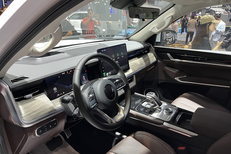 Ngoài ra là cản trước off-road với 2 móc kéo xe, bên sườn được độ thêm ống thở. Nhìn từ bên thân xe, Shanhai Pao Travel Edition 2023 đã được sửa đổi ở khoang đuôi, bổ sung thêm cửa ngang và mui có thể nâng lên, không chỉ cải thiện không gian sử dụng trong xe mà còn nâng cao sự tiện lợi khi sử dụng, chính điều này giúp hãng có thể bỏ vào trong khoang lái 1 chiếc giường cỡ lớn, dư sức cho 3 người lớn nằm nghỉ ngơi.