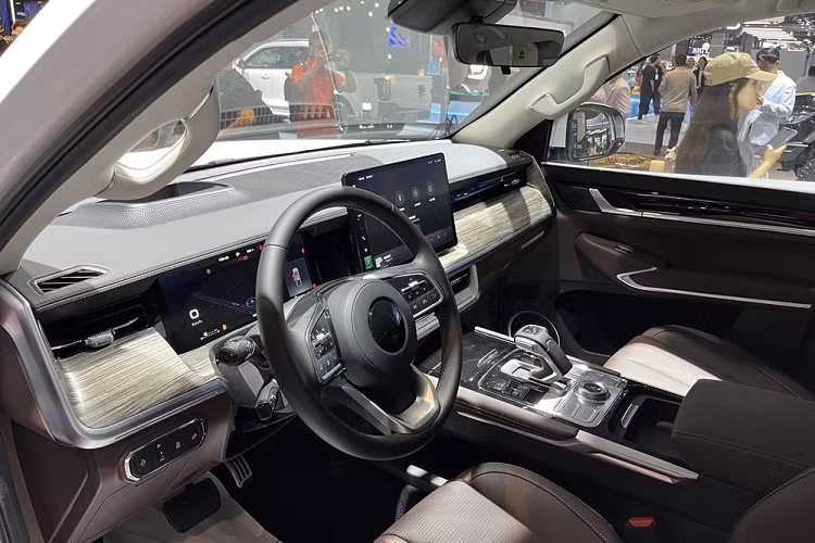 Ngoài ra là cản trước off-road với 2 móc kéo xe, bên sườn được độ thêm ống thở. Nhìn từ bên thân xe, Shanhai Pao Travel Edition 2023 đã được sửa đổi ở khoang đuôi, bổ sung thêm cửa ngang và mui có thể nâng lên, không chỉ cải thiện không gian sử dụng trong xe mà còn nâng cao sự tiện lợi khi sử dụng, chính điều này giúp hãng có thể bỏ vào trong khoang lái 1 chiếc giường cỡ lớn, dư sức cho 3 người lớn nằm nghỉ ngơi.