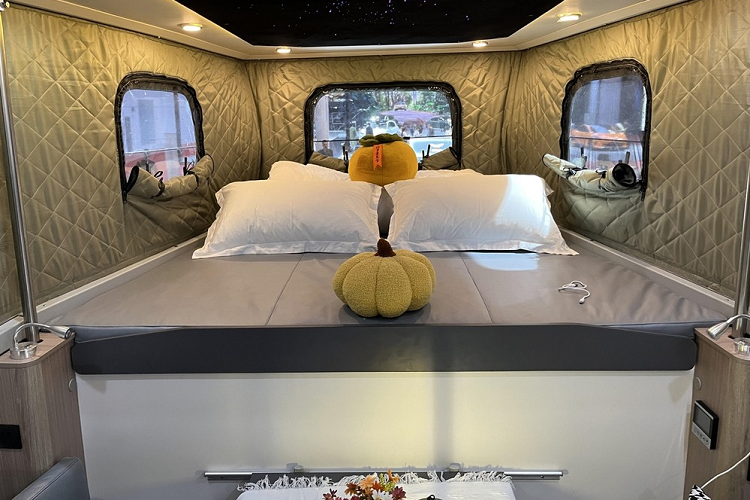 Nhưng nếu không muốn sự riêng tư, bạn có thể trải nghiệm ngủ lều được gắn trên nóc xe, nó có sẵn thang di động cho bạn leo lên xuống, và còn có cả 1 mái nhà bằng dù tránh bị ướt khi mưa lớn, hay làm công việc che mát khi bạn dừng chân bên bờ suối tuyệt đẹp, kê vài cái bàn ghế ra ngồi ăn trưa, uống rượu cùng bạn bè.