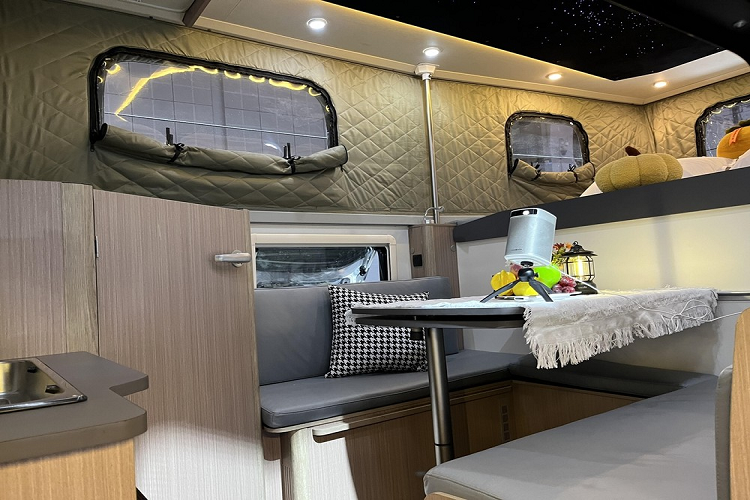 Bên trong khoang lái, tổng thể nội thất của xe cơ bản tuân theo phong cách thiết kế của mẫu xe hiện tại, với vô lăng đa chức năng ba chấu, màn hình LCD dải hẹp, màn hình điều khiển trung tâm kích thước lớn treo lơ lửng và các tấm trang trí vân gỗ, giúp nâng cao chất lượng cho khoang lái. Điều thay đổi chỉ nằm ở hàng ghế sau và thùng xe, Shanhai Pao Travel Edition 2023 bổ sung thêm một bàn ăn nhỏ có sẵn ghế đủ 4 người lớn ngồi, giường ngủ cỡ lớn, bồn rửa mặt và cả nhà vệ sinh nếu khách hàng yêu cầu sự riêng tư.