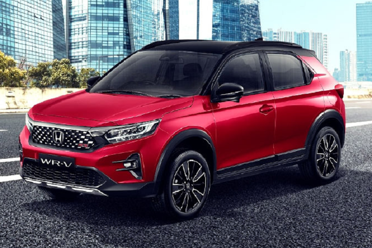 Bước vào bên trong Honda WR-V 2023, những người đã từng lái BR-V thế hệ mới sẽ có cảm giác quen thuộc. Nguyên nhân là bởi thiết kế nội thất của mẫu SUV hạng A này khá giống với Honda BR-V, thể hiện qua màn hình cảm ứng trung tâm, vô lăng, cần số, cụm điều khiển trung tâm và bảng đồng hồ. 