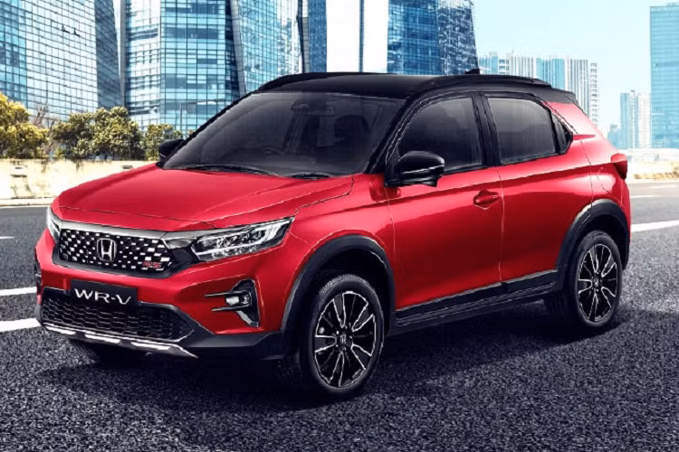 Bước vào bên trong Honda WR-V 2023, những người đã từng lái BR-V thế hệ mới sẽ có cảm giác quen thuộc. Nguyên nhân là bởi thiết kế nội thất của mẫu SUV hạng A này khá giống với Honda BR-V, thể hiện qua màn hình cảm ứng trung tâm, vô lăng, cần số, cụm điều khiển trung tâm và bảng đồng hồ. 