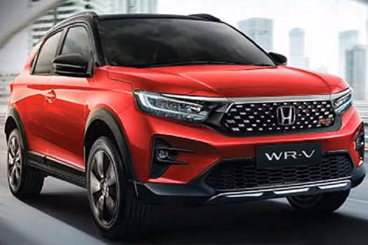 Đáng tiếc là mẫu SUV hạng A này không có phanh tay điện tử, tính năng tự động giữ phanh tạm thời và cửa gió điều hòa ở hàng ghế sau. Bù lại, Honda WR-V 2023 có trang bị an toàn khá đầy đủ với 6 túi khí, camera cập lề Honda LaneWatch và gói công nghệ an toàn chủ động Honda Sensing. 