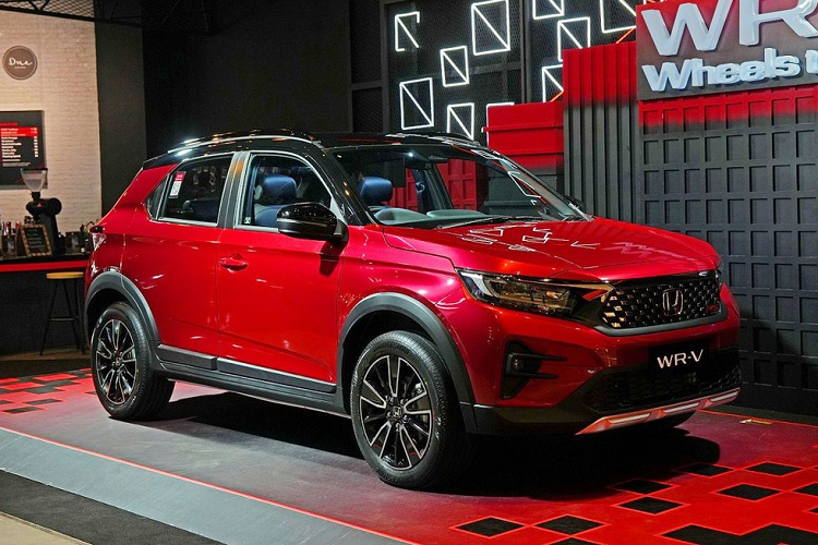 Tùy theo phiên bản, xe sẽ dùng đèn pha Halogen hoặc đèn pha LED toàn phần. Các bản cao cấp còn có thêm dải đèn LED định vị ban ngày và đèn LED báo rẽ tuần tự tích hợp vào đèn pha. Chưa hết, Honda WR-V 2023 còn được trang bị vành hợp kim 16 inch tiêu chuẩn hoặc 17 inch ở bản cao cấp. Trong khi đó, đèn hậu của xe có thiết kế hình chữ "L", ôm lấy hai góc đuôi xe.