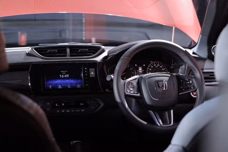 Bên ngoài, WR-V được áp dụng phong cách thiết kế tương tự các mẫu xe đời mới của thương hiệu Honda như CR-V, Pilot và BR-V. Xe mang trên mình lưới tản nhiệt và hốc gió trung tâm đều có thiết kế hình lục giác. Tiếp đến là cụm đèn pha vuốt về phía sau và đèn sương mù nằm ở hai góc cản trước.